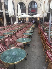 So lässt es sich leben: Terrasse des Cafe Roma im Bistro-Stil (©Foto: Martin Schmitz